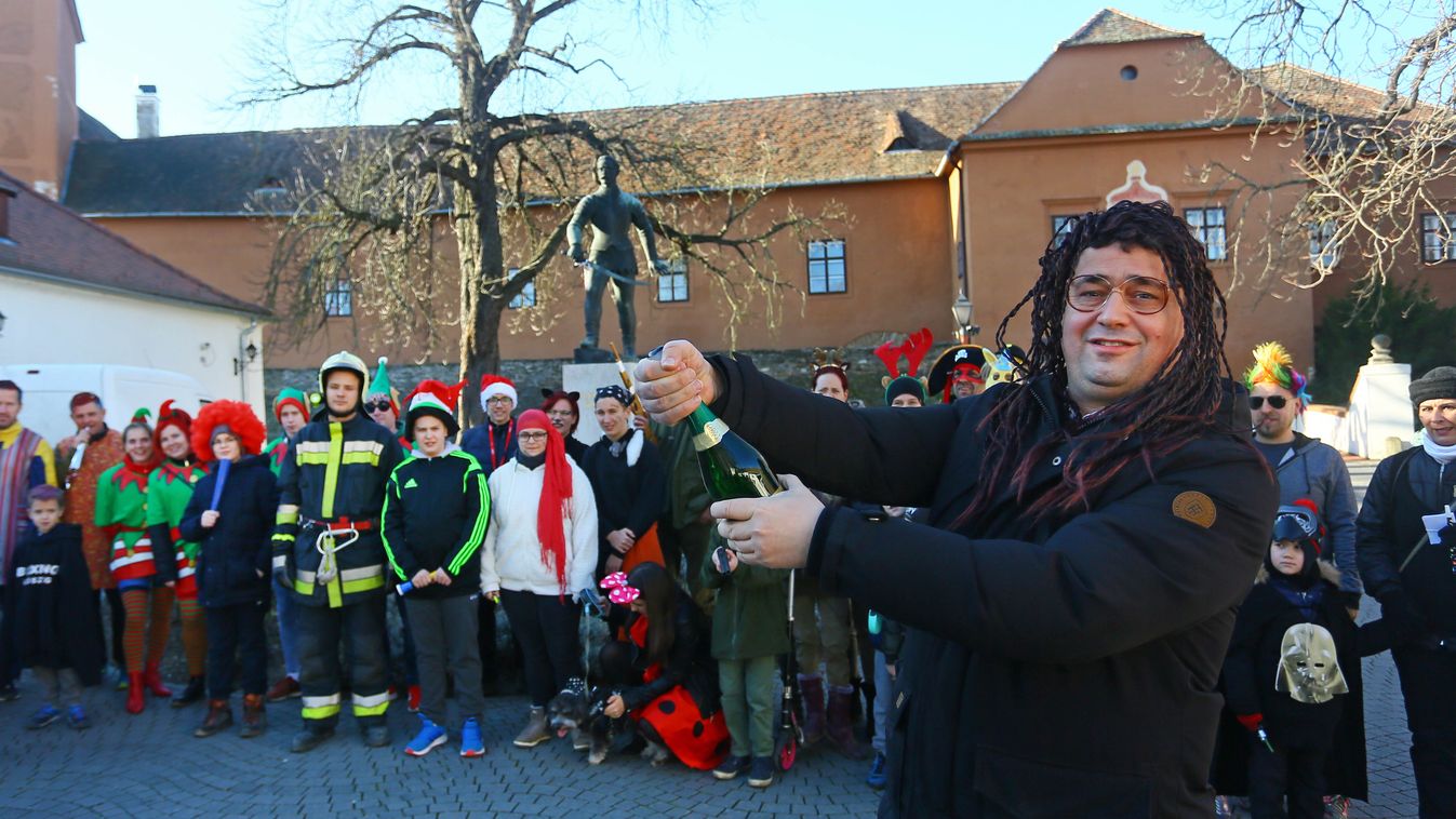 Jelmezben és síppal, jókedvűen futottak Kőszegen