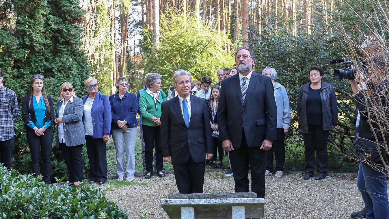 A szabadságról az 54 tuja mellett – A Kámoni Arborétumban is emlékeztek