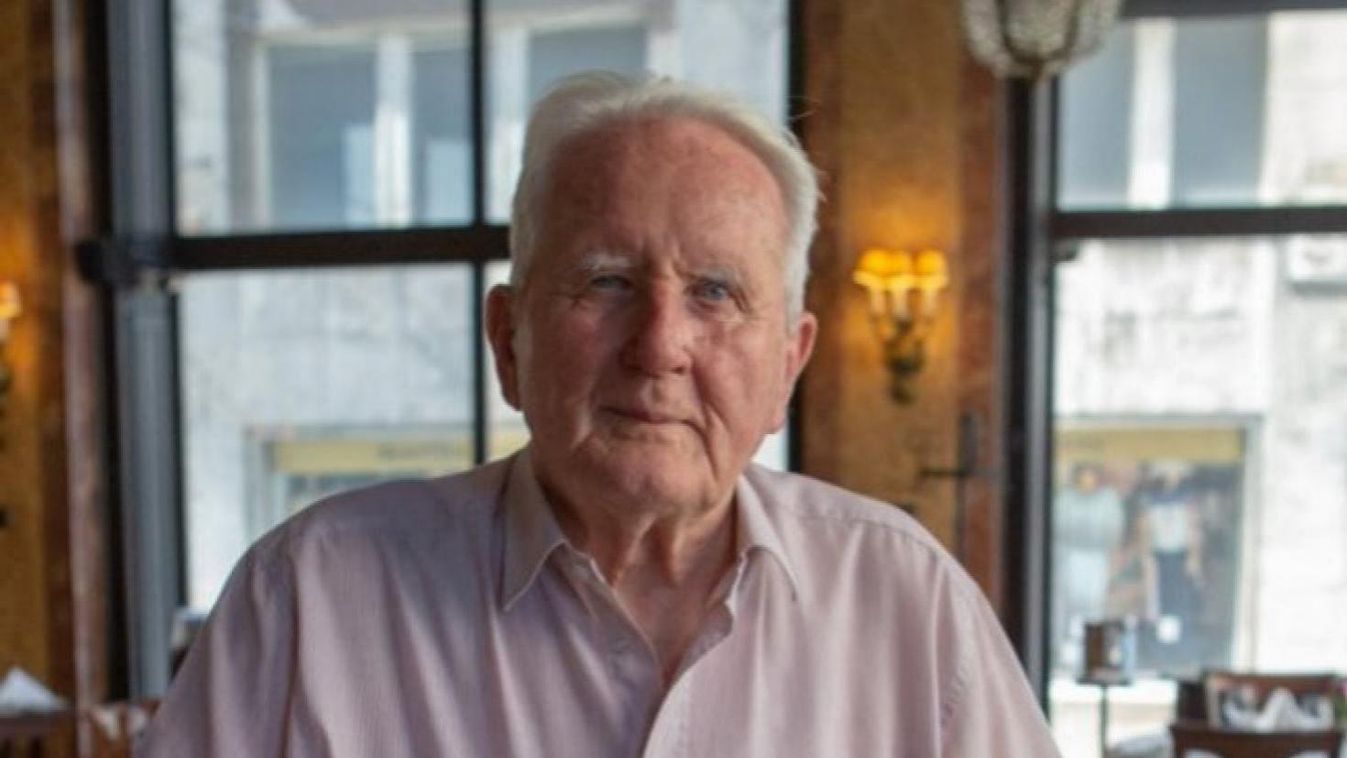 Czigány György boldog ifjú felesége mellett