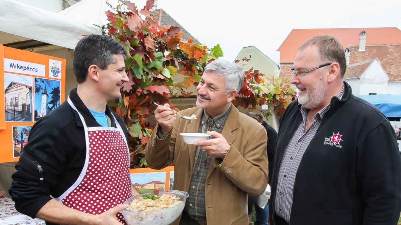 Orsolya napján még a gyöngytyúk is talált szemet!