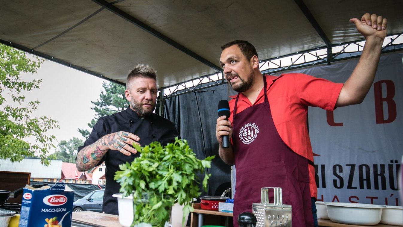 A Serényi Zsolt és Vajtó Laci gastrostandup páros tűzbe hozta a büki közönséget