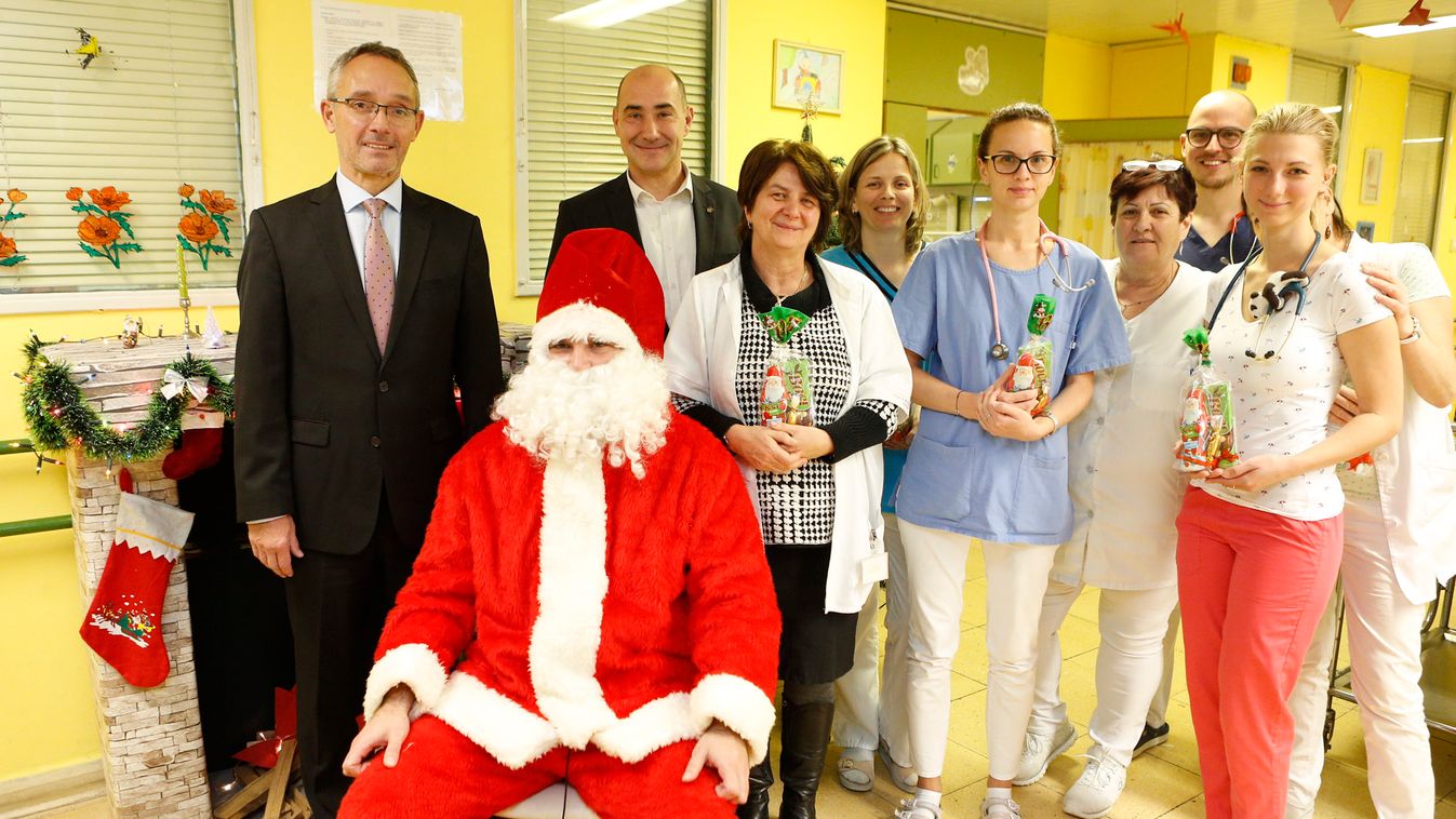 A Mikulás a Markusovszky kórházba is teli puttonnyal érkezett