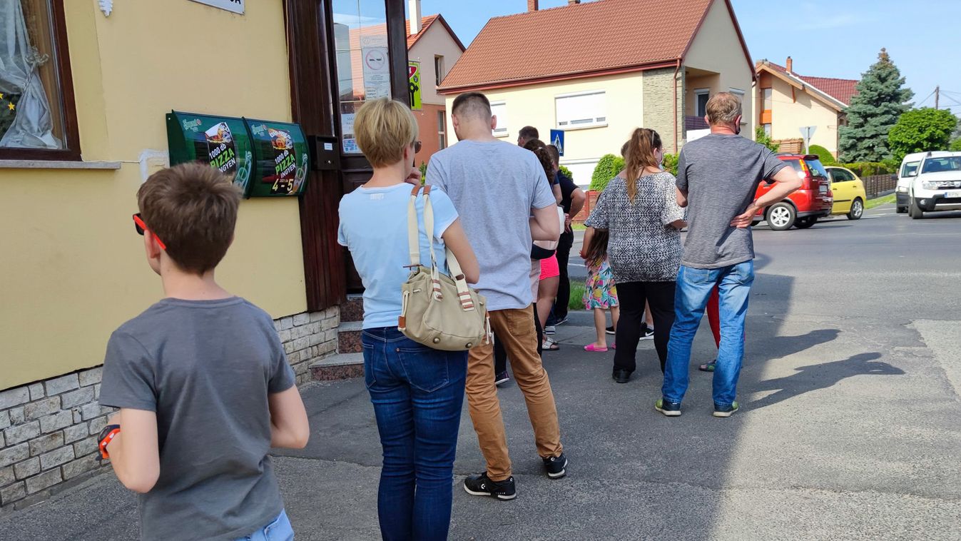 Kígyózó sor állt az ingyen pizzáért Szombathelyen