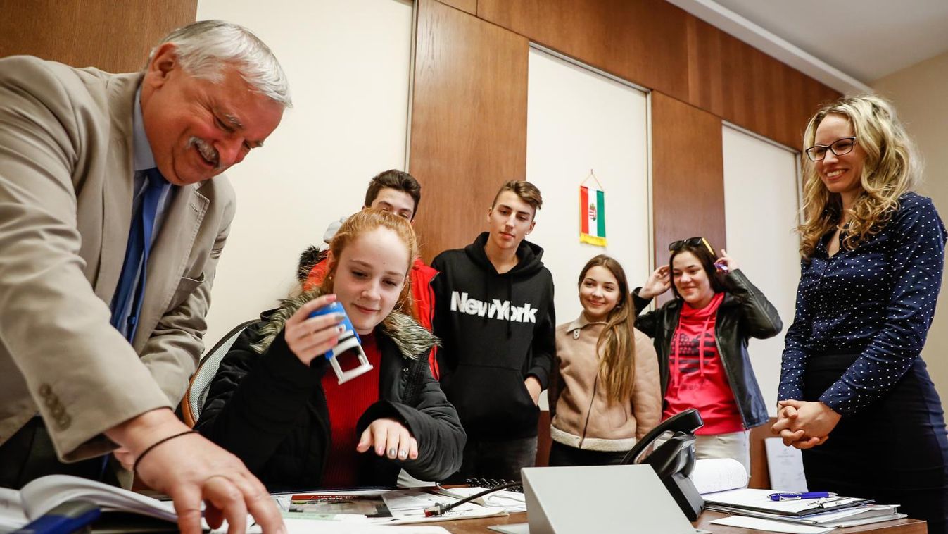 A polgármester meghívására jártak a vépi diákok a hivatalban