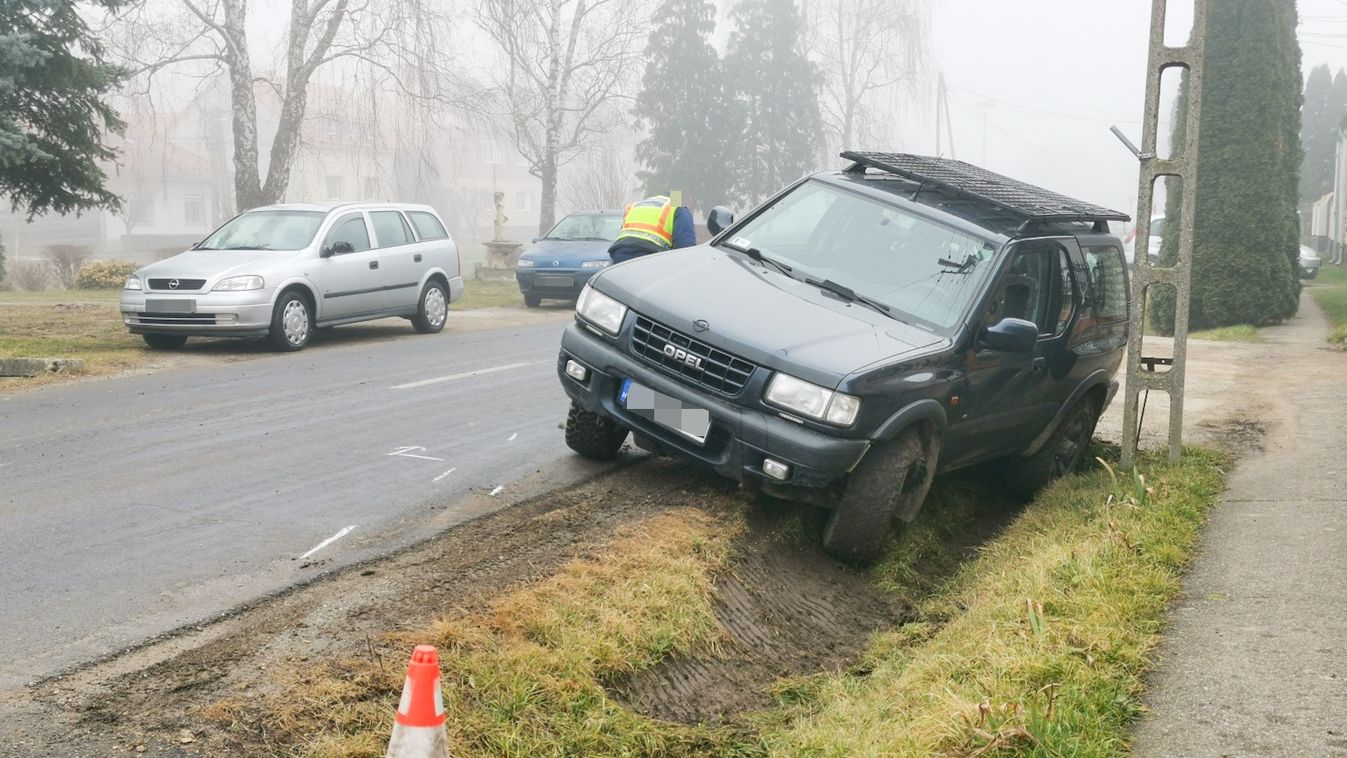 Árokba csúszott egy terepjáró Bucsuban