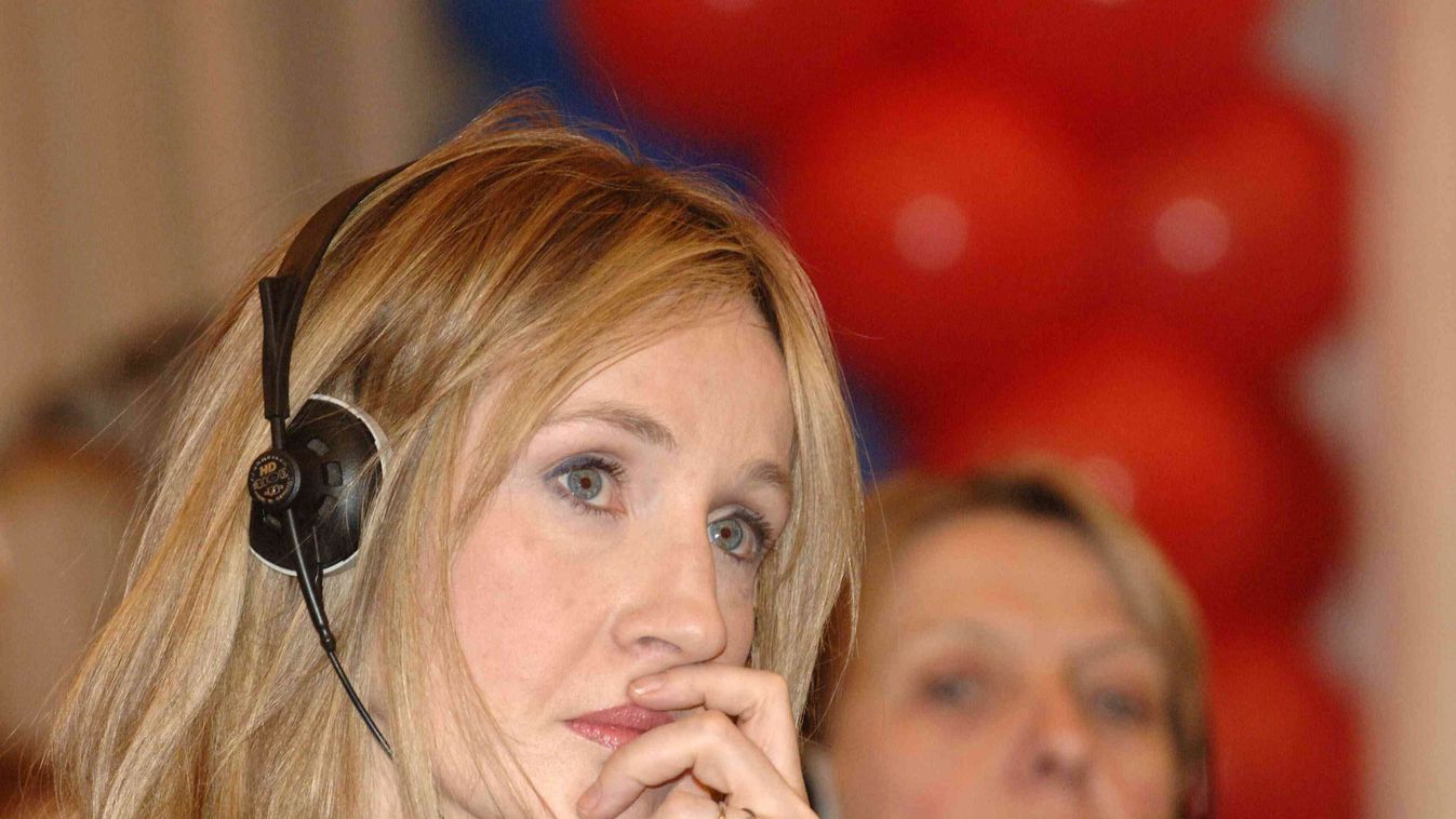 Vérszínű festékkel öntötték le J. K. Rowling emlékplakettjét