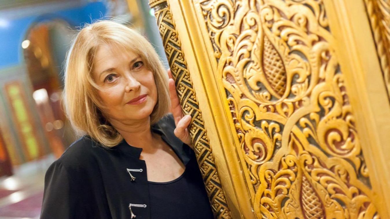 Állva tapsol a francia közönség a magyar sanzonénekesnőnek