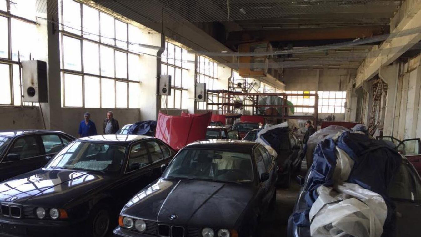 Nulla kilométeres 25 éves BMW-ket találtak egy raktárban