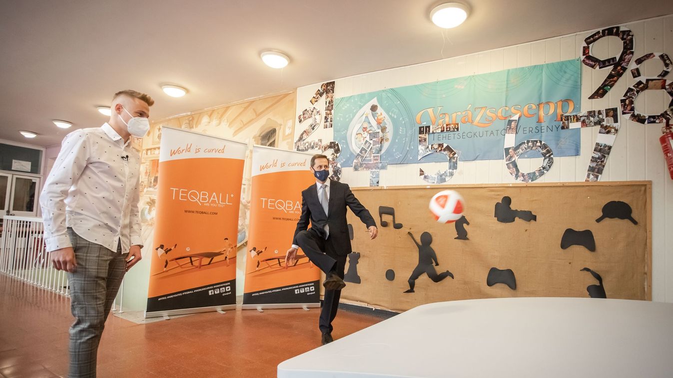 Teqball-asztalt és digitális tantermet adott át a pénzügyminiszter (videó)
