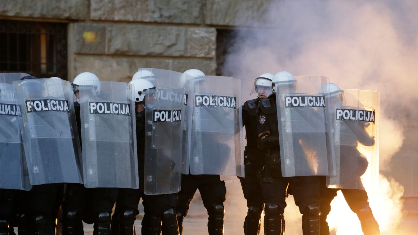 Molotov-koktélokat dobáltak a városházára Újvidéken