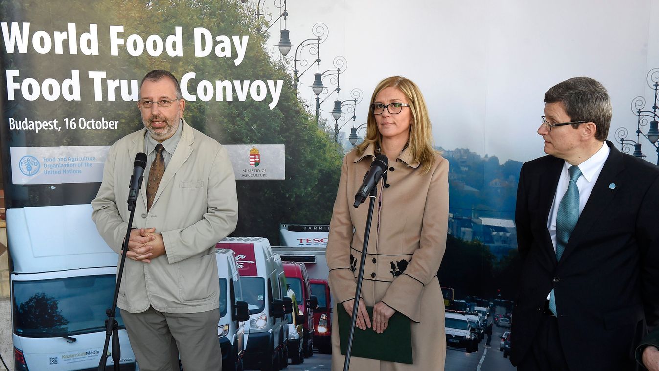Élelmiszert szállított a teherautó-konvoj