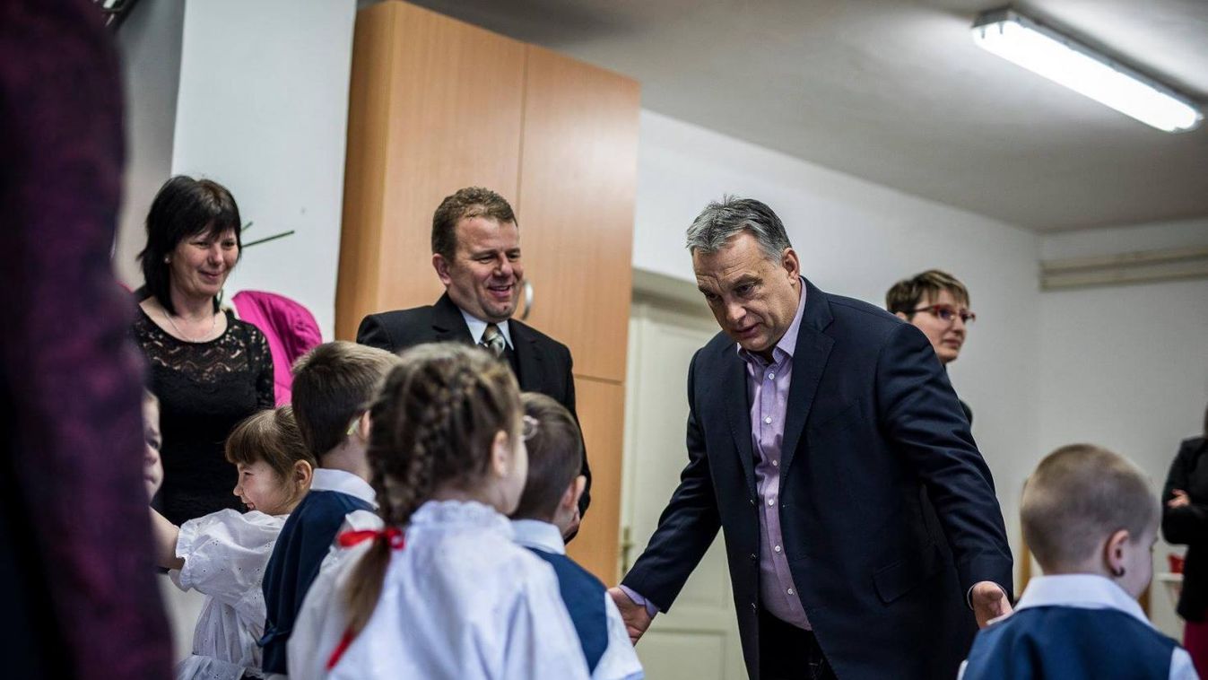 Egy bakonyi óvoda alapkőletételén jelent meg Orbán Viktor (videó)