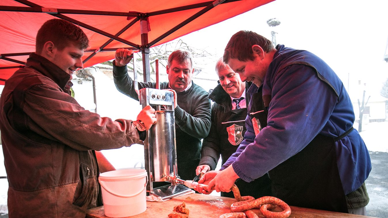 Mangalicát vágtak, kolbászt töltöttek: fesztiválra készülnek