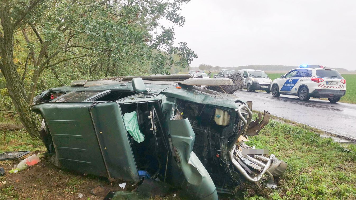 Traktor kerekének, majd fának csapódott egy terepjáró Csehi közelében