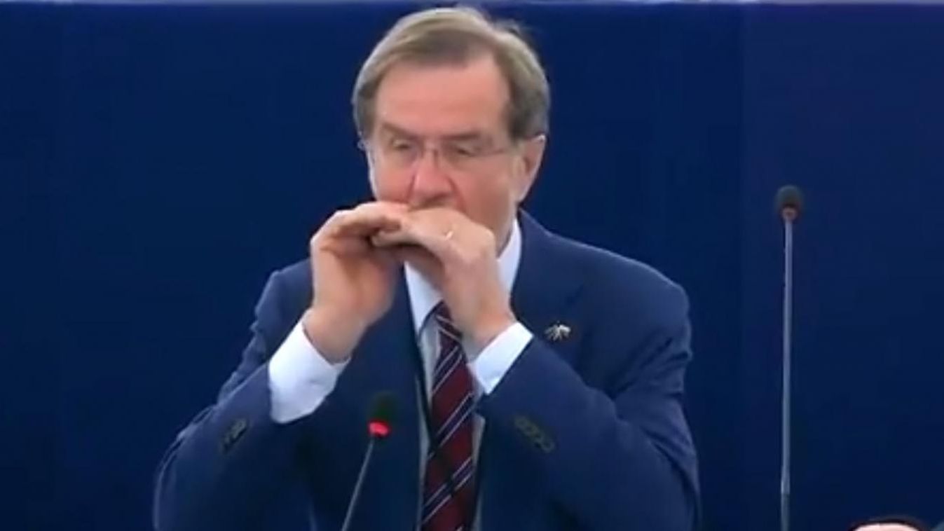 Szájharmonikázással búcsúztatta egy képviselő az EP most záruló ciklusát (videó)