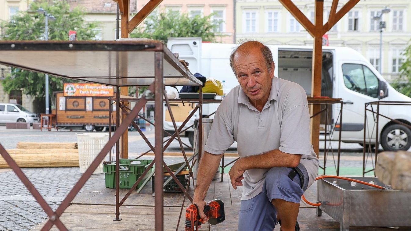 Takarítanak a karneválozók után Szombathelyen