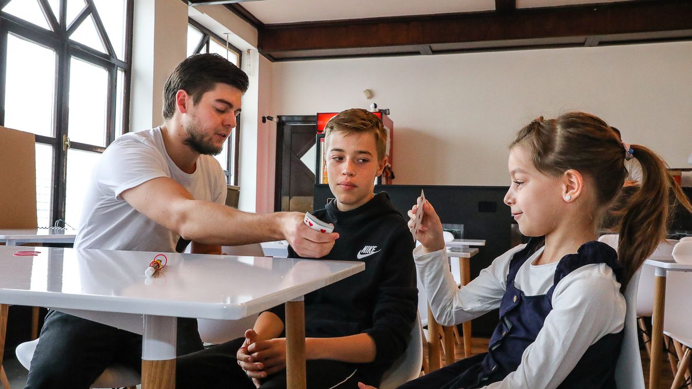 Nagy Jonathan bűvésztől tanult trükköket Neczpál Bori és Milán – fotók