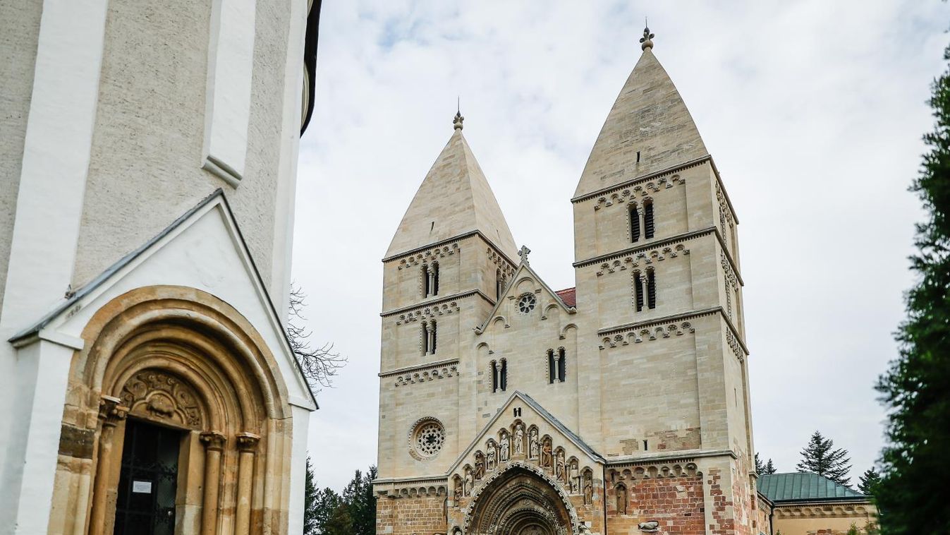 Évszázados változások a jáki templomban