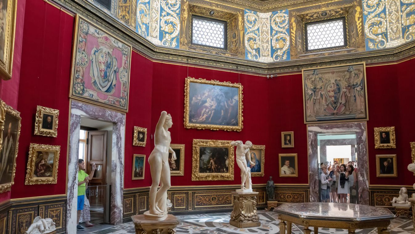 Vakolat alól kiszabadított freskókkal várja látogatóit az újranyitó Uffizi