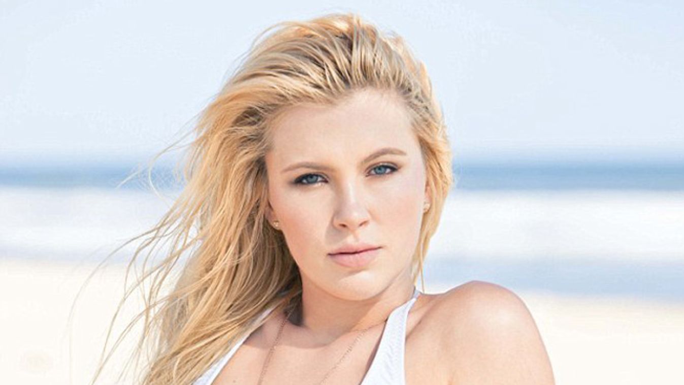 Büszkén mutogatja meztelen melleit Kim Basinger lánya