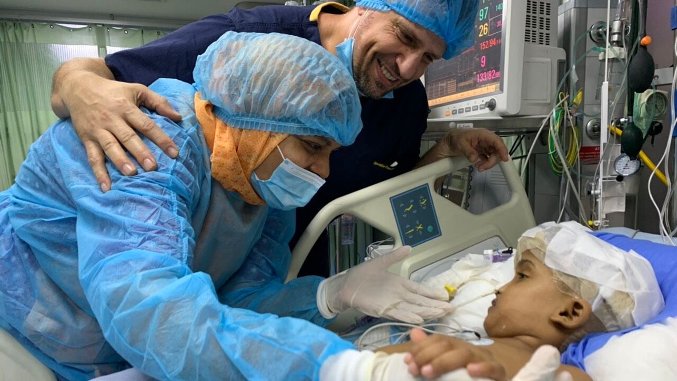 Koponyarekonstrukciós műtétet végeznek a szétválasztott bangladesi ikrek egyikén