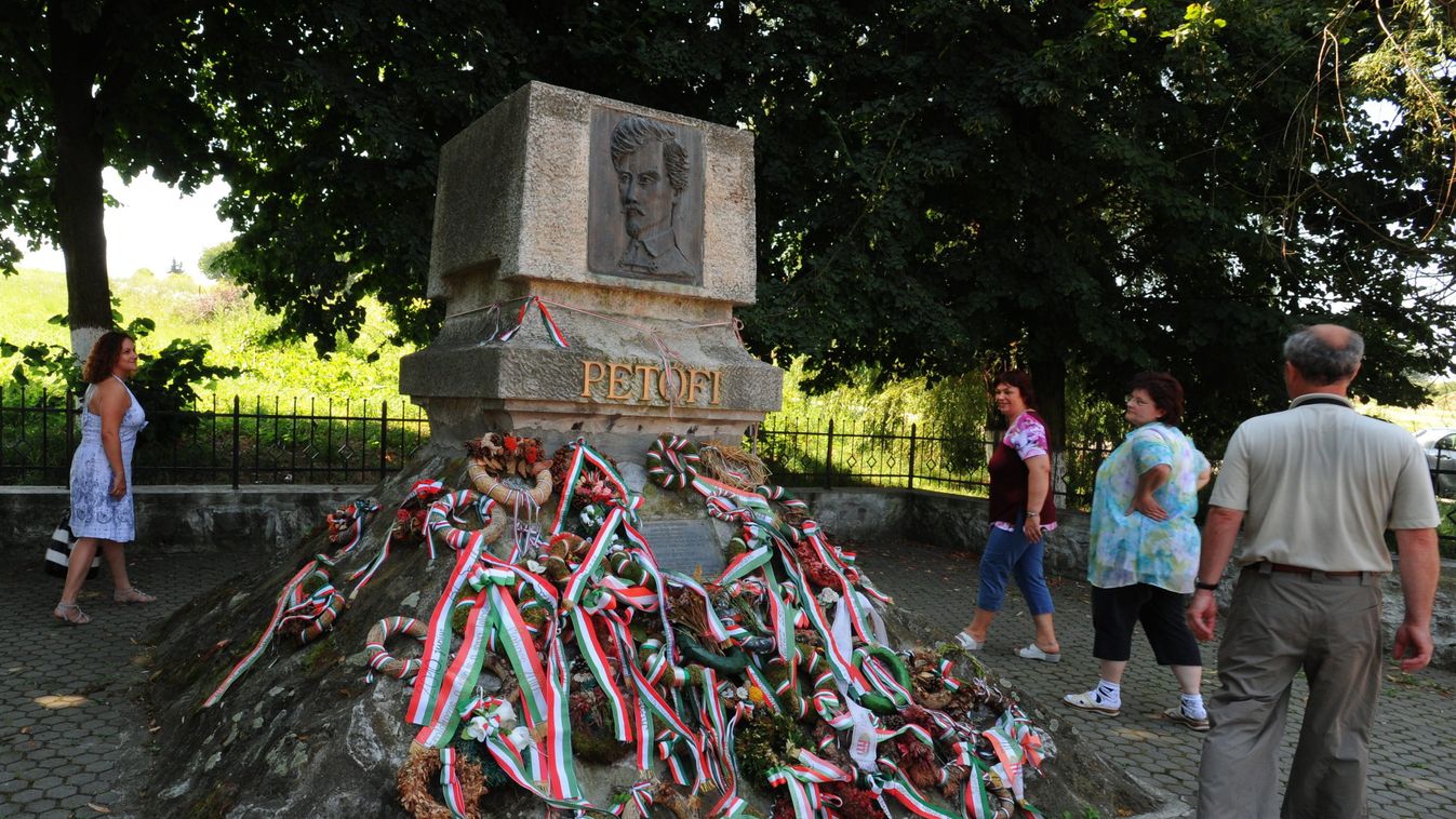 Hősökkel nyugszik, közös tömegsírban