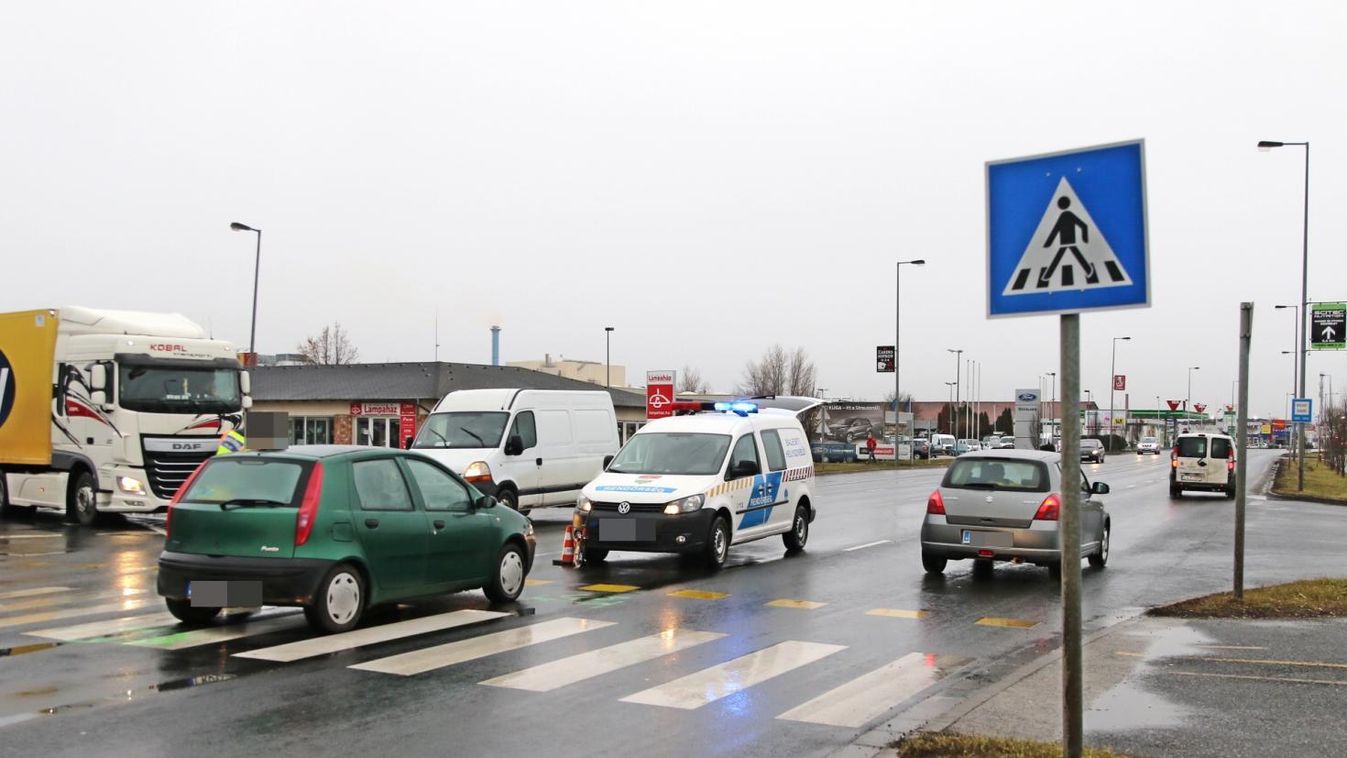 Súlyos baleset: zebrán gázolt gyalogosokat egy autó Szombathelyen