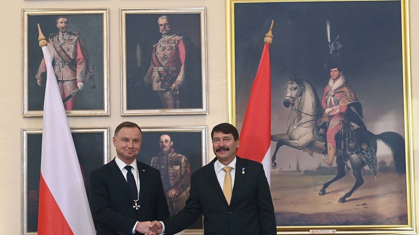 Andrzej Duda a Magyar Érdemrend Nagykeresztje kitüntetést vette át Áder Jánostól