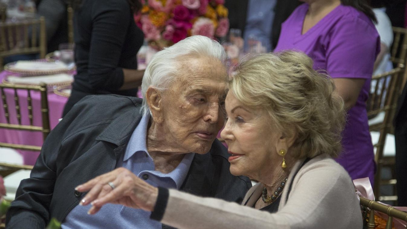 Kirk Douglas 102 évesen is kempingezik