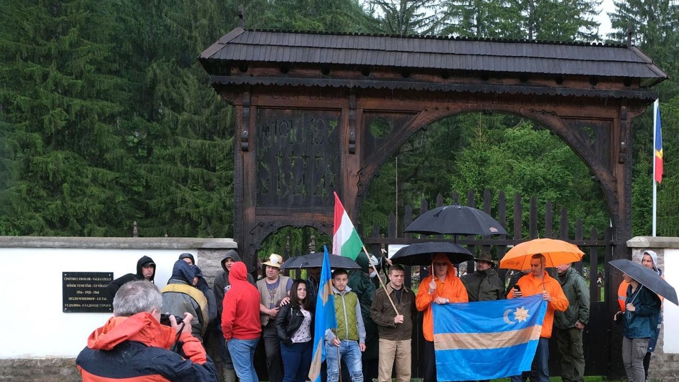 „Mars Budapestre!” – kövekkel dobálták a magyarokat az úzvölgyi temetőnél (videó)