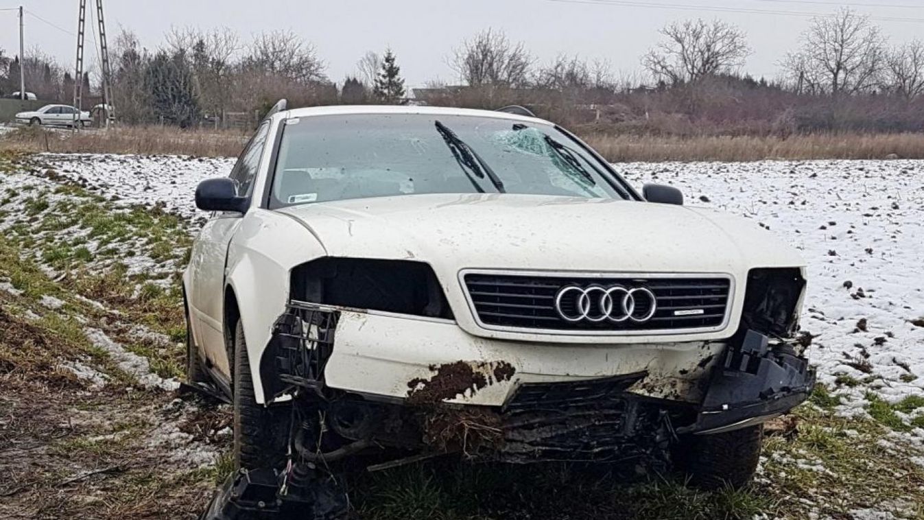 Elhagyták az utasok a Nemesbőd közeli baleset helyszínét