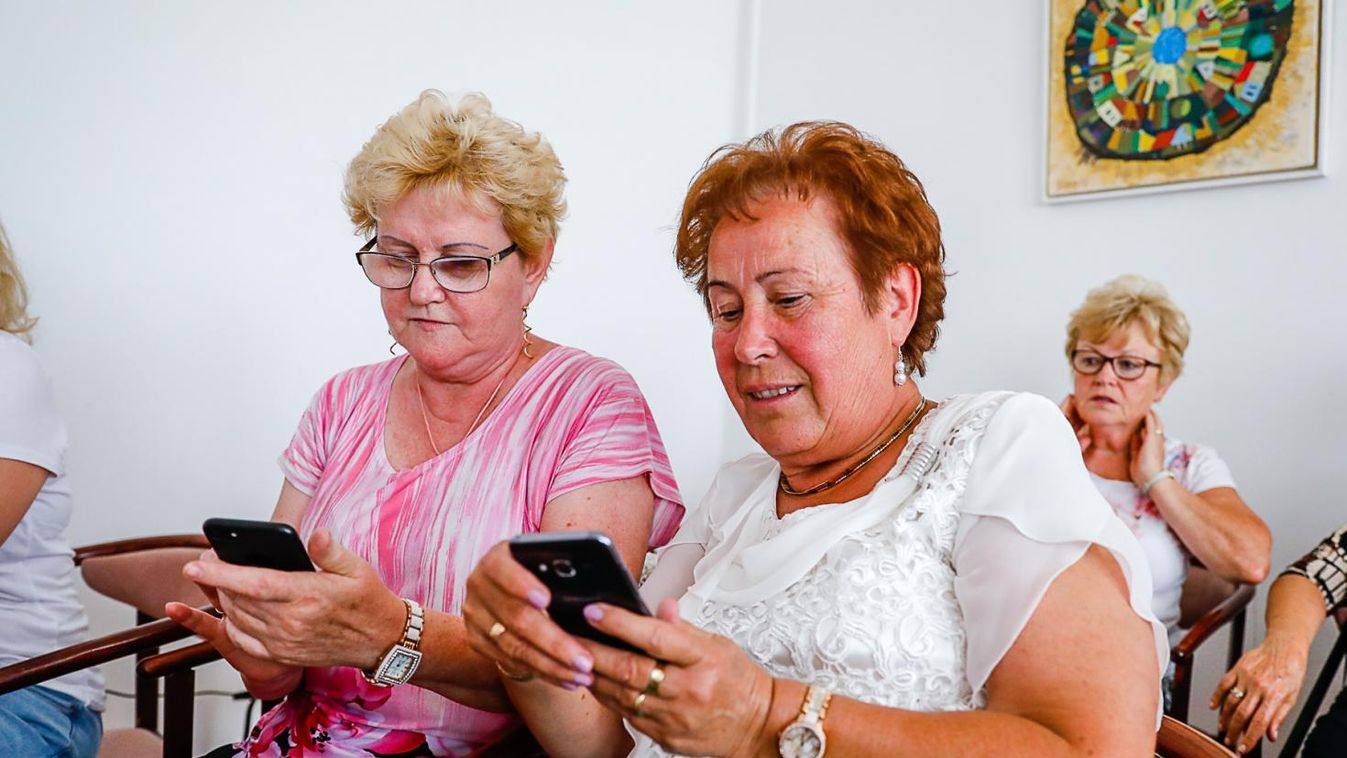A világhálóval ismerkedtek lelkesen a BB-generáció tagjai Bükön