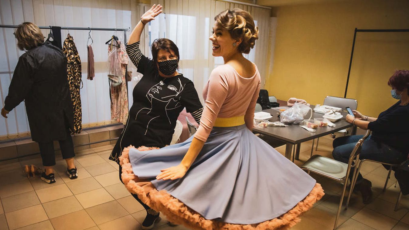 Kalapács alá kerülnek Dobó Kata mesefilmjének ruhái – mutatjuk, hol lehet licitálni