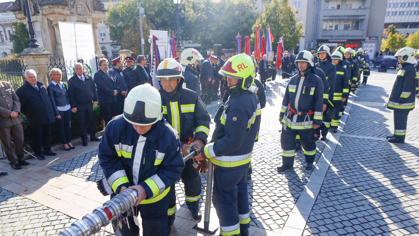 Ilyen, amikor több száz vasi tűzoltó sorakozik fel Szombathelyen – videók, fotók
