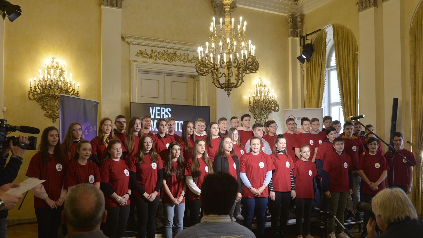 Elkezdődött a jubileumi Versmaraton a PIM-ben (videó)