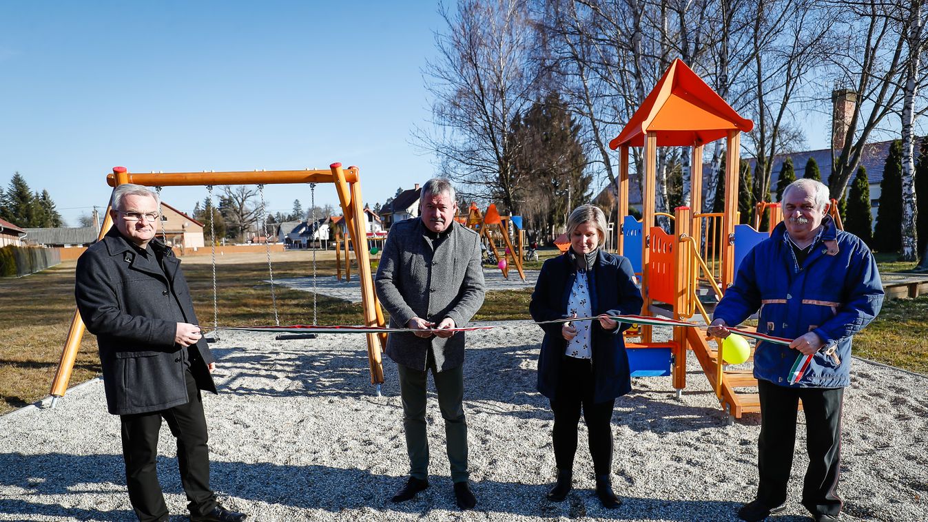 A játszótér derűs befektetés a jövőbe - Átadó Rátóton, ahol egyre több a gyerek