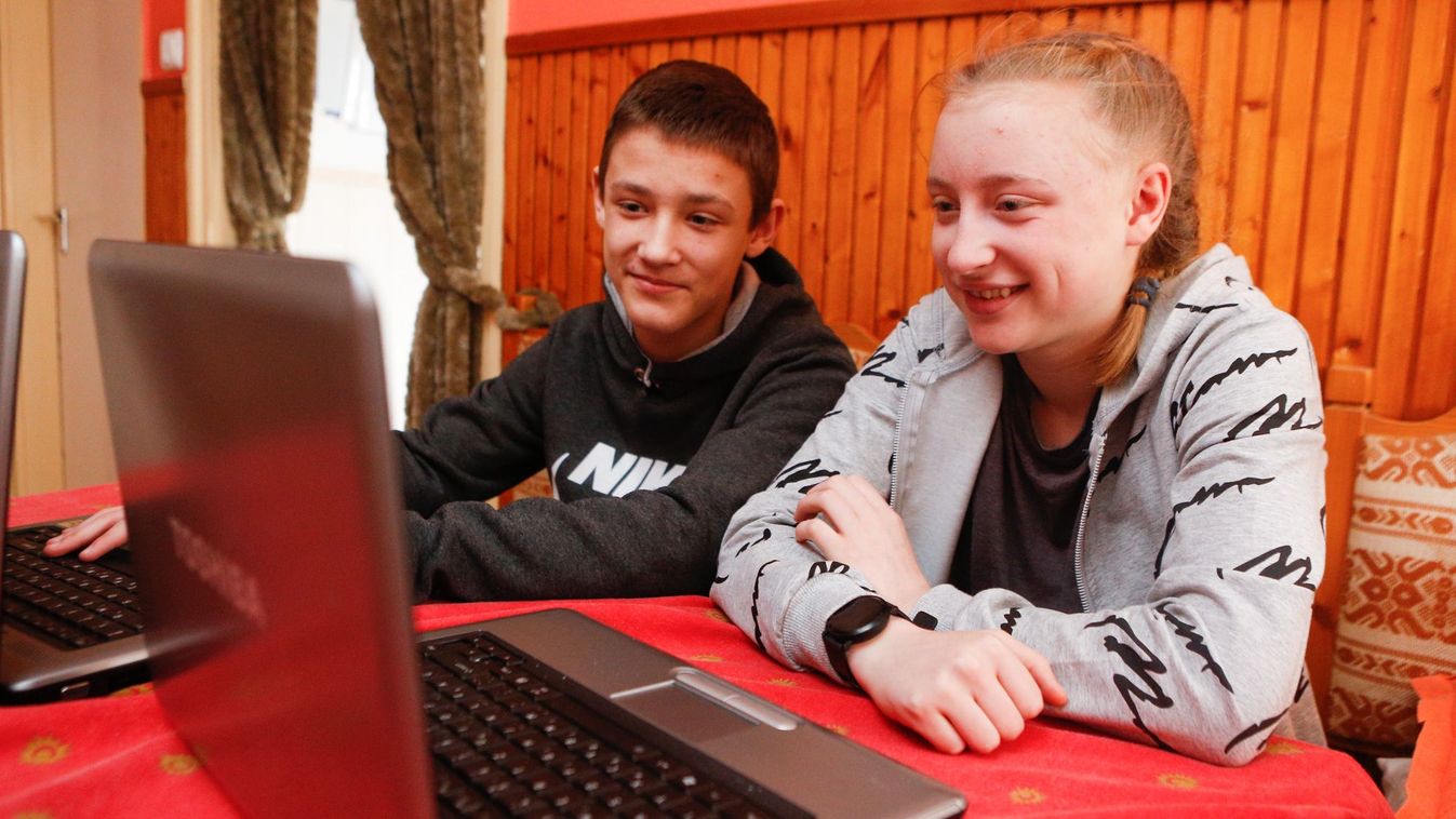 Digitális Batman segít - Laptopot juttatnak az Ukrajnából menekült gyerekeknek