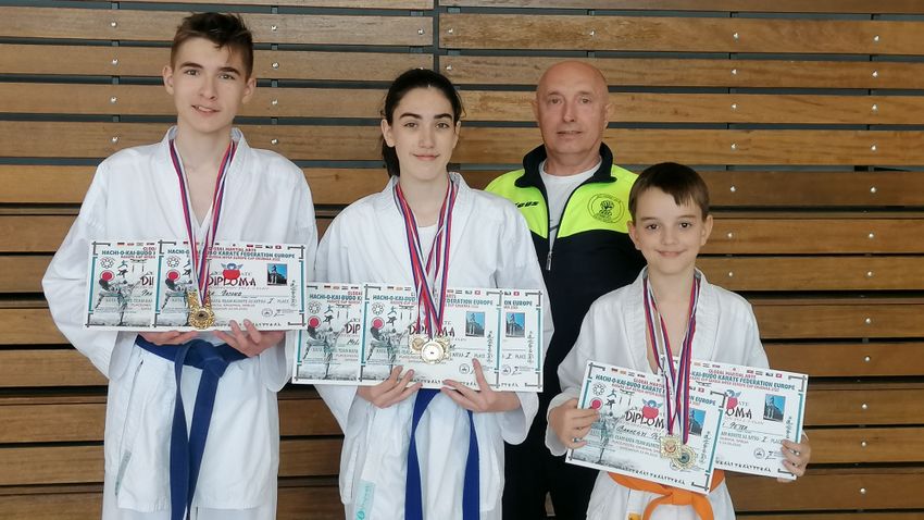 A Leo Karate-do SE eredményes szerbiai delegációja. Balról Paksa Botond, Molnár Csenge, Gál Róbert (edző) és Bánhegyi Péter