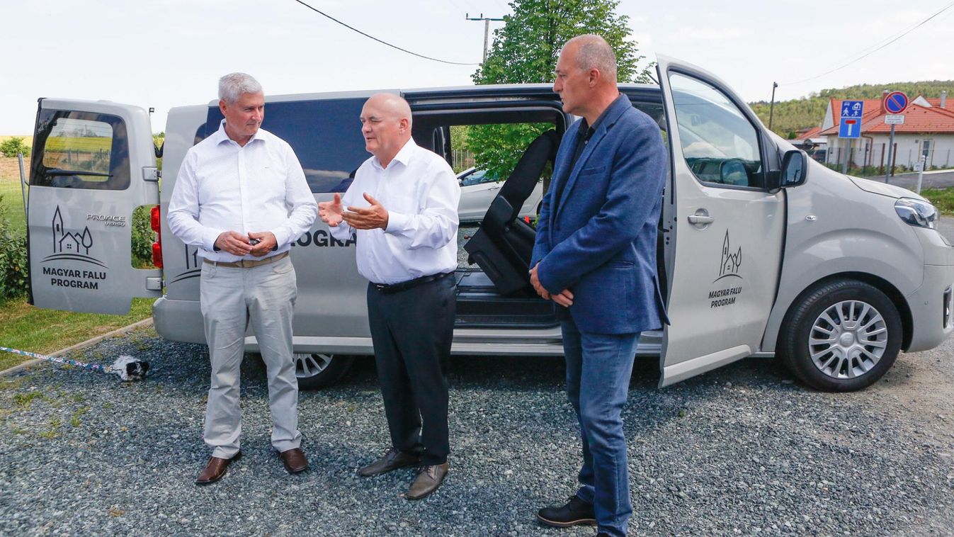 Munkába állt az új falubusz Dozmaton