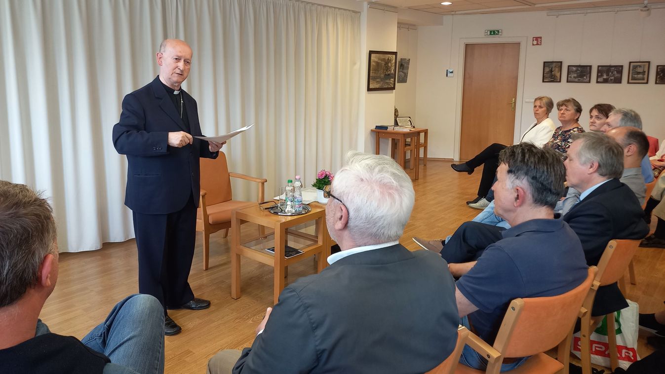 Gyönyörködni a világban - Dr. Lenarsich Imre nyőgéri esperesplébános tárlata a Berzsenyi-könyvtárban
