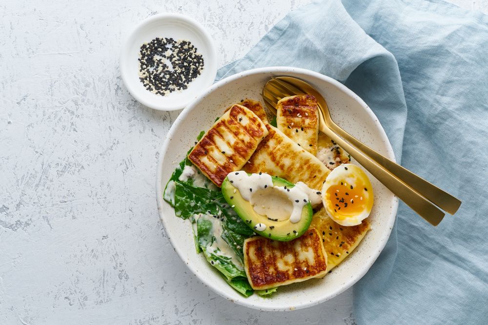 Keto,Ketogenic,Diet,Soft,Boiled,Eggs,With,Grilled,Haloumi,,Avocado