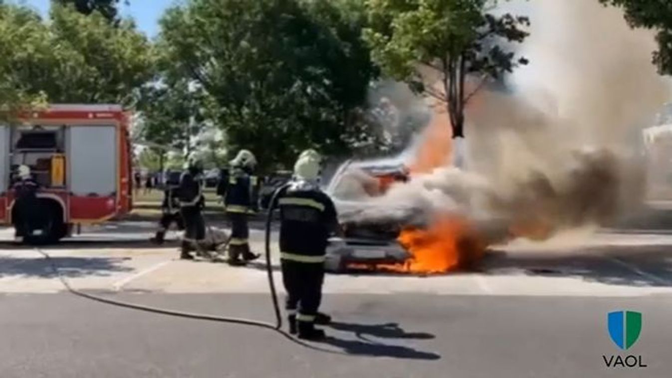 Videó: így oltották el a lángoló autót Szombathelyen
