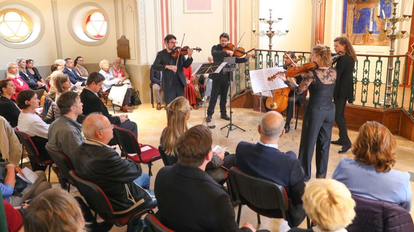 VAOL – Angyali zene szólt a zsinagóga belső terében – A Haydn Filharmonia nyitotta a tematikus programok sorát a megújult épületben – fotók