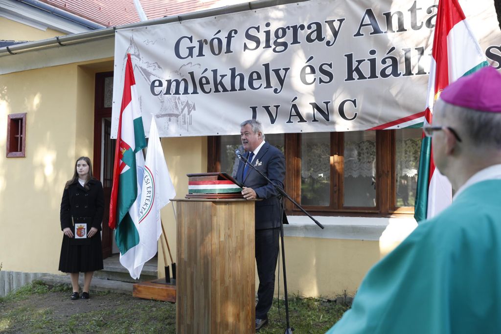 Gróf Sigray Antal emlékére - Ünnepélyesen átadták az emlékhelyet az ...