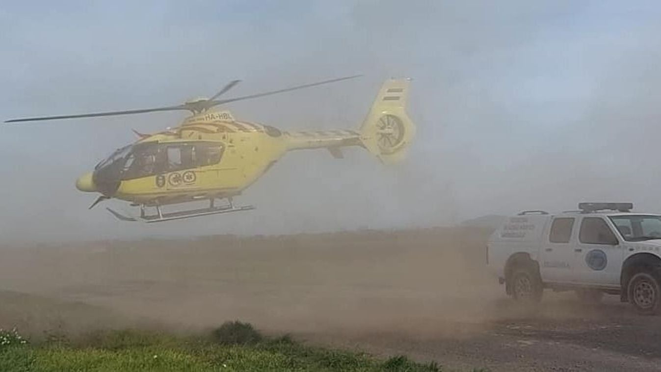 Mezőgazdasági gép lebillenő alkatrésze okozott komoly sérülést Nemeskocs határában - Mentőhelikopter is érkezett a sérülthöz