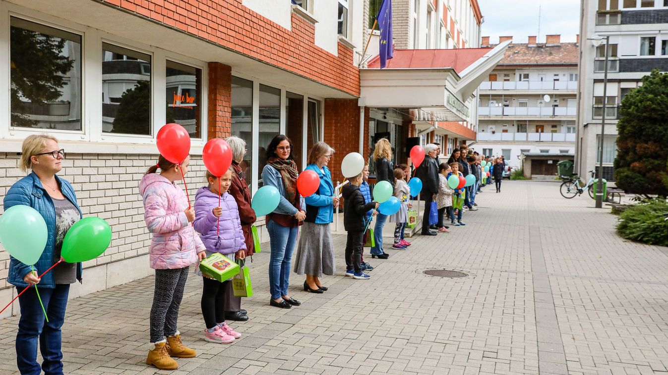 Könyvszeretők villámcsődülete: ha lesznek olvasók, lesz könyvtár is - fotók, videó
