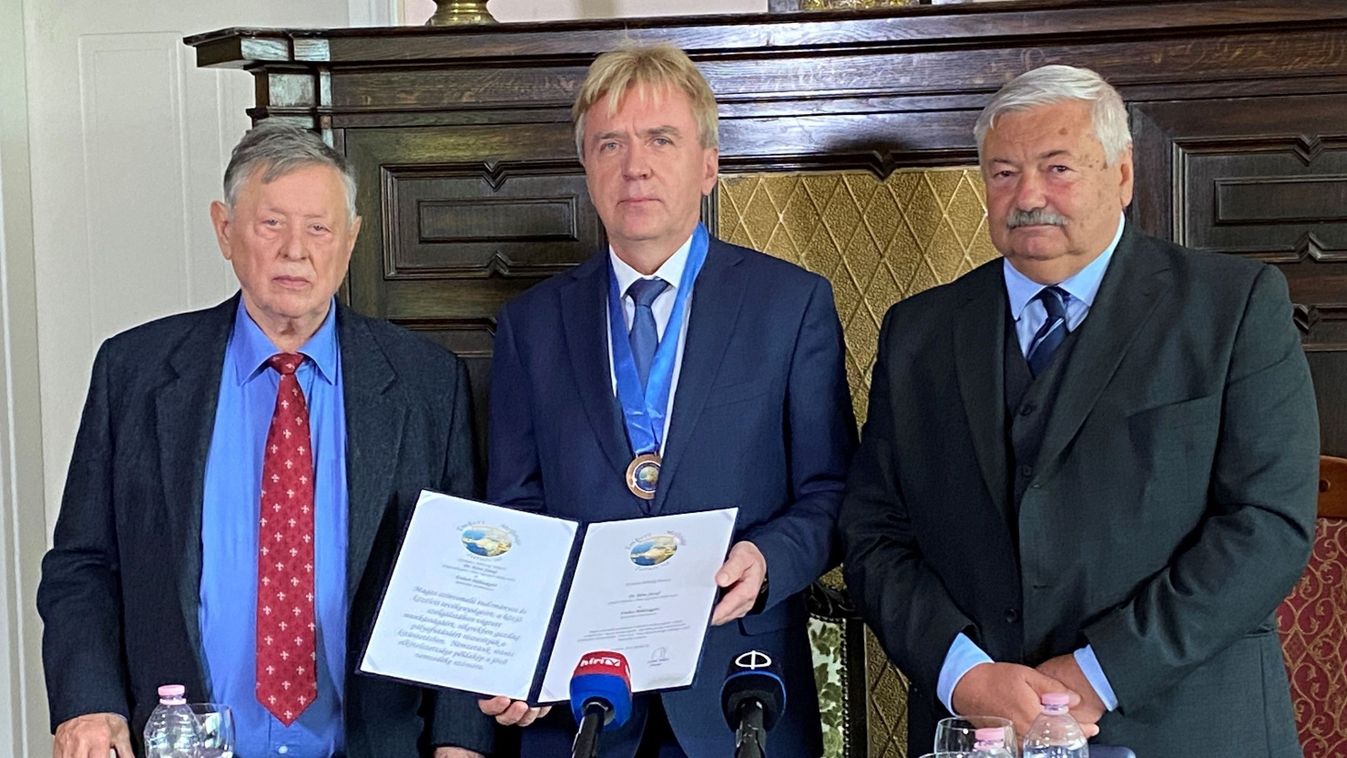 Emberi Méltóságért kitüntetéssel ismerték el dr. Béres József munkásságát