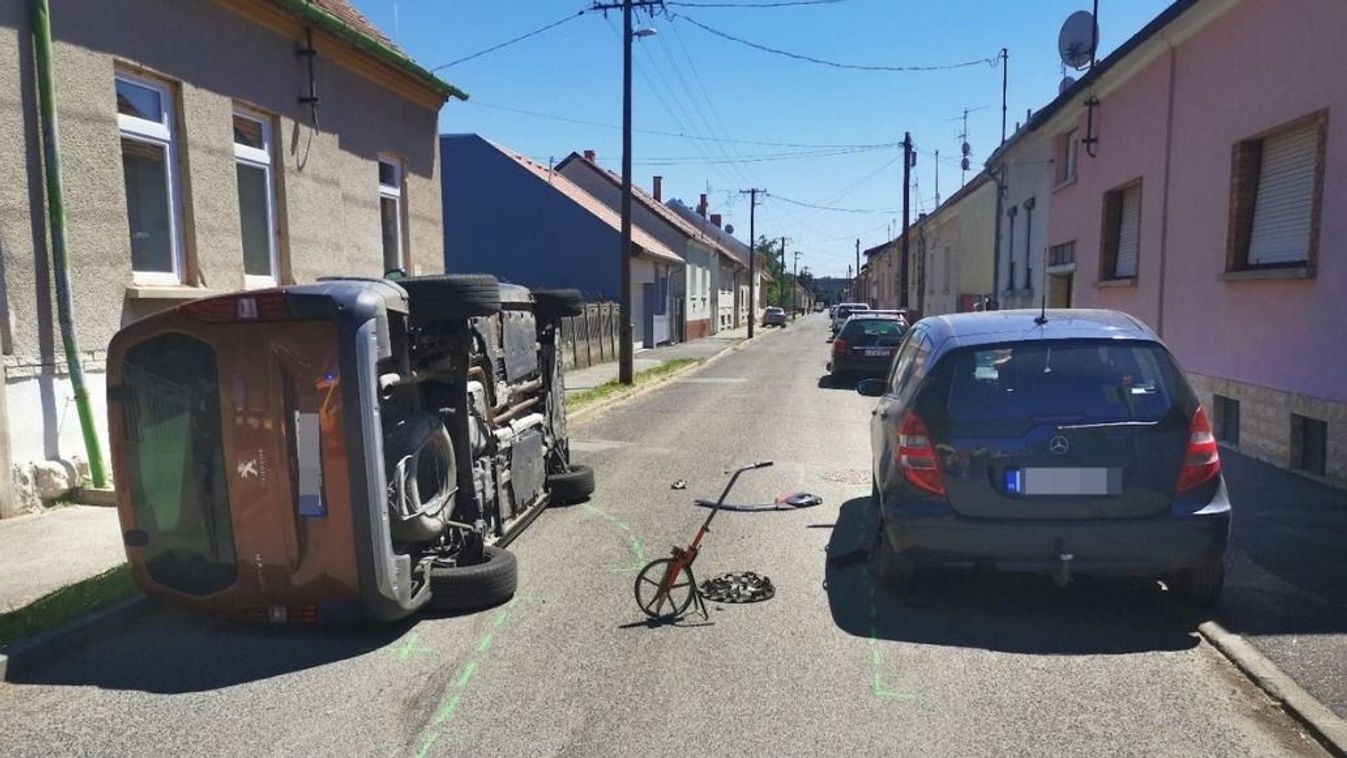 Gyerekülésben ülő gyermekkel borult oldalára az autó - Vádat emeltek az ittasan vezető anya ellen