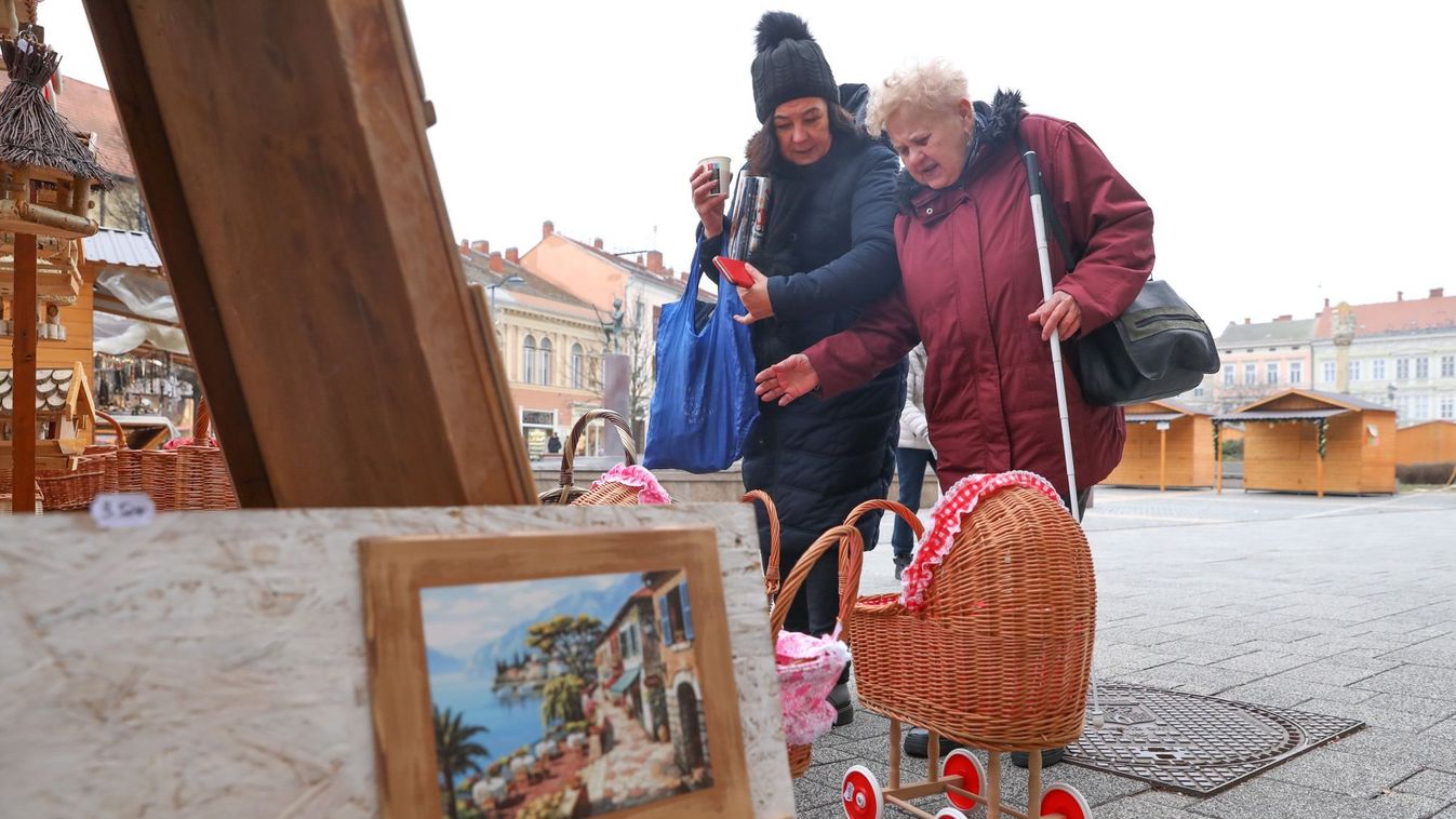 Fűtött bot nélkül, karonfogva - Elkísértük vásárolni a Vakok és Gyengénlátók Egyesülete alelnökét, Nagy Lászlónét - fotók, videó