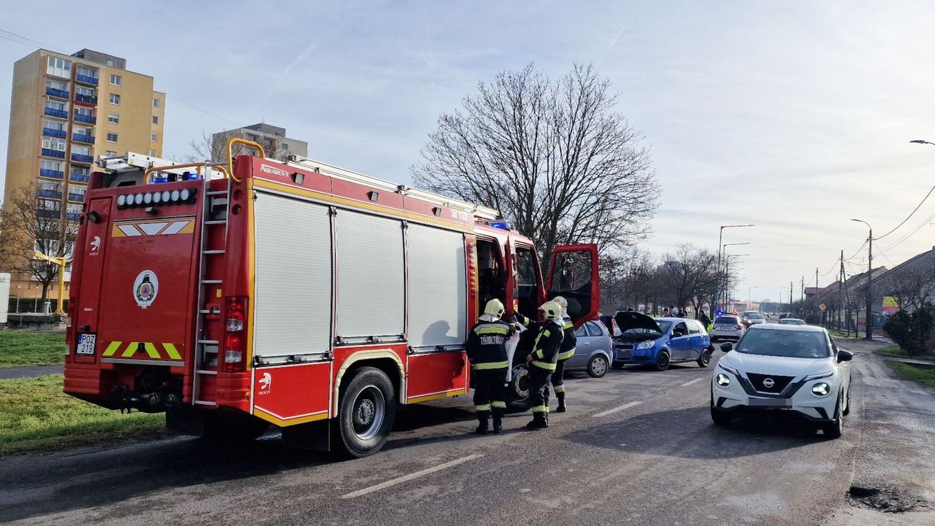 Összetolta a sort egy autó Szombathelyen - fotók